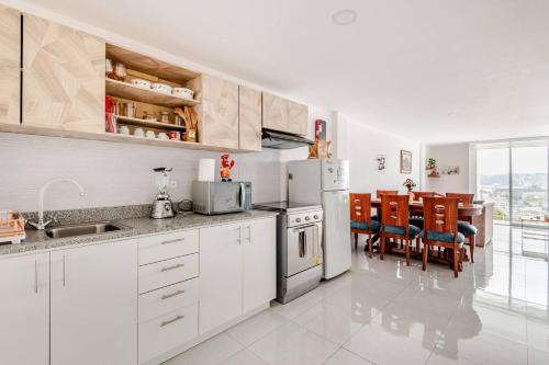 ห้องครัว, Stylish & Modern 2BR Apartment in ซานฮวน