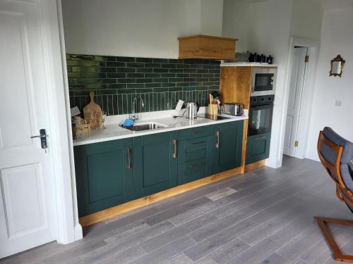 Konyha, The Courtyard in Lahinch