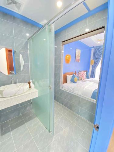 room detail thumbnail 2