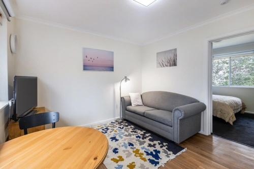 Yarralumla Apartment Stay Queen Bed and Sofa Bed Free Parking in Yarralumla