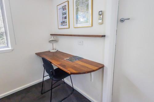 Yarralumla Apartment Stay Queen Bed and Sofa Bed Free Parking in Yarralumla