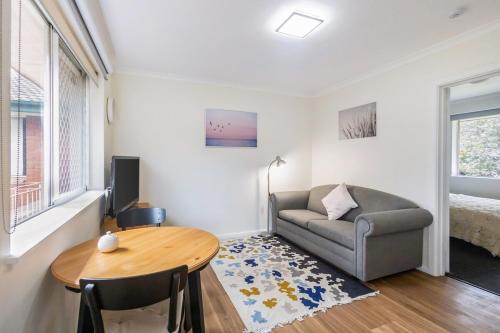 Yarralumla Apartment Stay Queen Bed and Sofa Bed Free Parking in Yarralumla