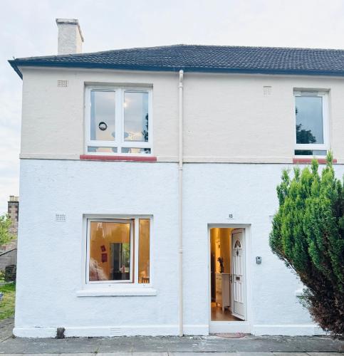 Exterior view, Murrayfield Maindoor flat with Free parking and Great Public transports Link in Murrayfield