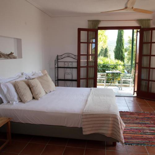 Beach Villa Pasithea in โธลอน