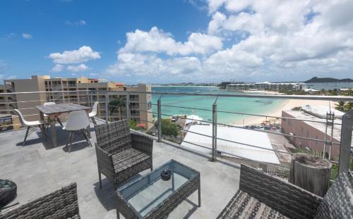 Beach Front Condos in ケイ ベイ