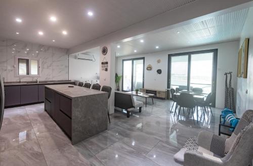 Beach Front Condos in ケイ ベイ