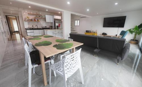 Beach Front Condos in ケイ ベイ