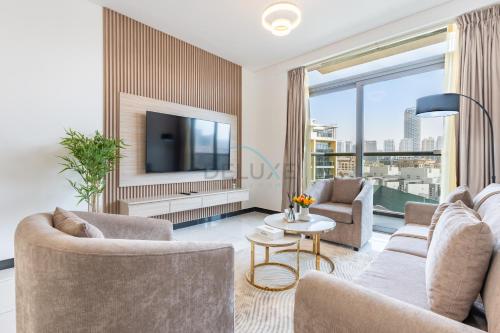 Walking Distance to Circle Mall and Community Parks, 18 Minute Drive to Dubai Marina and JBR Beach, Crystal Residence, JVC by Deluxe Holiday Homes, Dubai (photo 2)