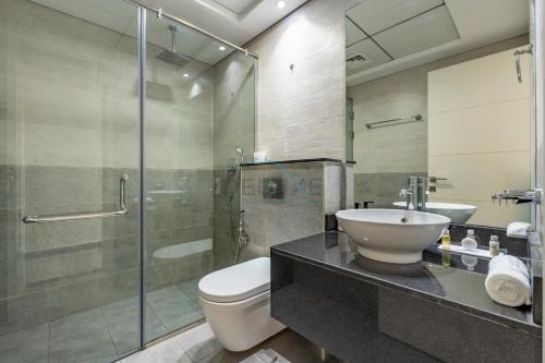 Walking Distance to Circle Mall and Community Parks, 18 Minute Drive to Dubai Marina and JBR Beach, Crystal Residence, JVC by Deluxe Holiday Homes, Dubai (photo 8)