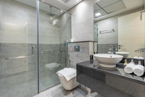 Walking Distance to Circle Mall and Community Parks, 18 Minute Drive to Dubai Marina and JBR Beach, Crystal Residence, JVC by Deluxe Holiday Homes, Dubai (photo 9)