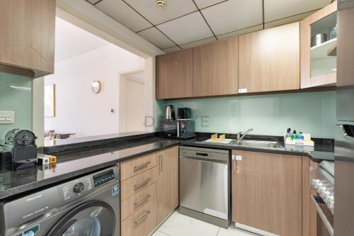 Walking Distance to Circle Mall and Community Parks, 18 Minute Drive to Dubai Marina and JBR Beach, Crystal Residence, JVC by Deluxe Holiday Homes, Dubai (photo 10)