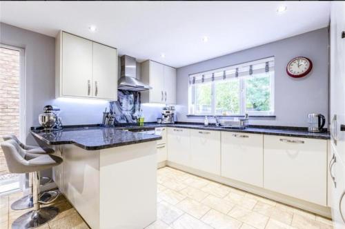 5 Bedroom Contractor Relocation stay with fast WIFI Weekly & Monthly Surrey in Runnymede