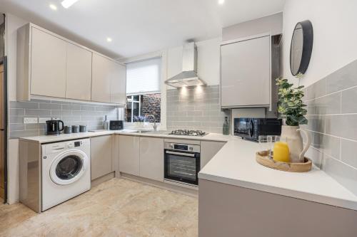 Onslow House - Air Host & Stay - 5 bed, Sleeps 14, Liverpool (photo 2)