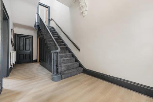 Onslow House - Air Host & Stay - 5 bed, Sleeps 14, Liverpool (photo 5)
