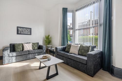 Onslow House - Air Host & Stay - 5 bed, Sleeps 14, Liverpool (photo 6)