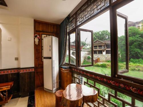 Erkély/terasz, Huaqianshu Theme Inn 高铁免费接站或送站一次 in Xiangxi