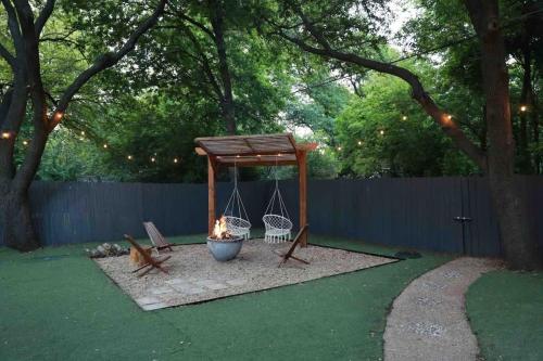 Facilities, Funky 3BR Cottage with Private Mini Golf and Fire Pit in Highland Meadows