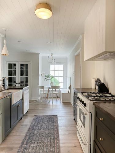 Kitchen, Funky 3BR Cottage with Private Mini Golf and Fire Pit in Highland Meadows