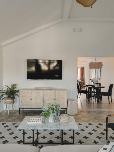 Shared lounge/TV area, Funky 3BR Cottage with Private Mini Golf and Fire Pit in Highland Meadows