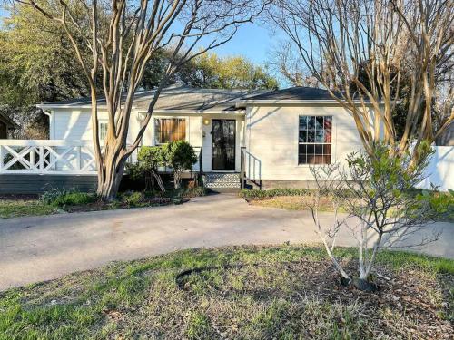 Exterior view, Funky 3BR Cottage with Private Mini Golf and Fire Pit in Highland Meadows