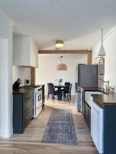 Kitchen, Funky 3BR Cottage with Private Mini Golf and Fire Pit in Highland Meadows