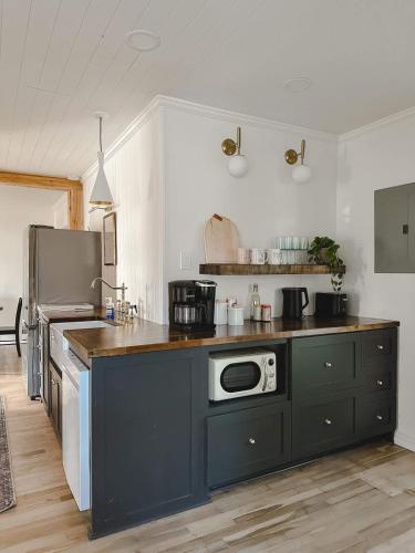 Kitchen, Funky 3BR Cottage with Private Mini Golf and Fire Pit in Highland Meadows
