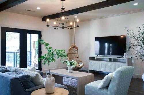 Общая зона отдыха/ТВ, Upscale 3BR with Yard Games Heated Pool and Hot Tub in Коронадо Хилс