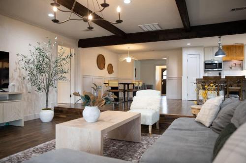 Удобства, Upscale 3BR with Yard Games Heated Pool and Hot Tub in Коронадо Хилс