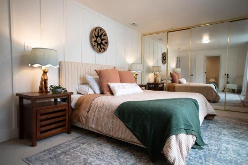 Upscale 3BR with Yard Games Heated Pool and Hot Tub in Коронадо Хилс