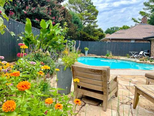 สวน, Luxe 4BR with Heated Pool and Hot Tub - Walk to Lake in เกรปไวน์ (TX)