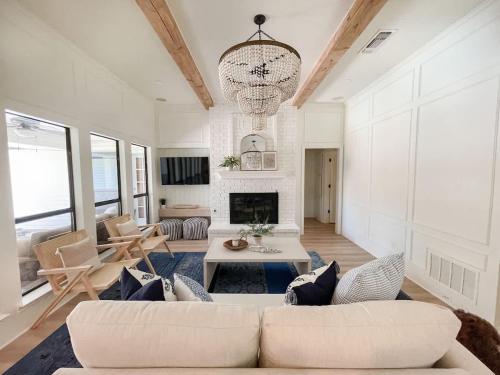 บริการและสิ่งอำนวยความสะดวก, Luxe 4BR with Heated Pool and Hot Tub - Walk to Lake in เกรปไวน์ (TX)