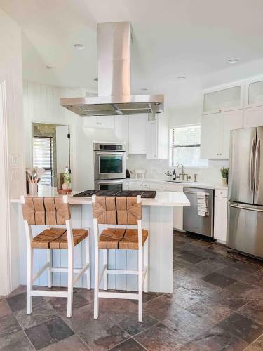 ห้องครัว, Luxe 4BR with Heated Pool and Hot Tub - Walk to Lake in เกรปไวน์ (TX)