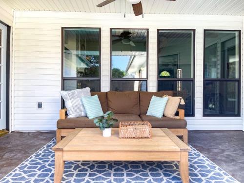 ทัศนียภาพภายนอกโรงแรม, Luxe 4BR with Heated Pool and Hot Tub - Walk to Lake in เกรปไวน์ (TX)