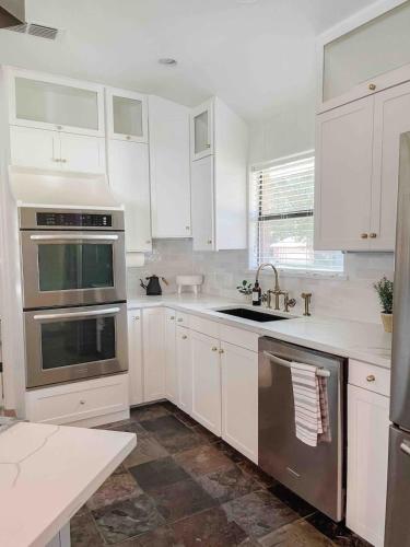 ห้องครัว, Luxe 4BR with Heated Pool and Hot Tub - Walk to Lake in เกรปไวน์ (TX)