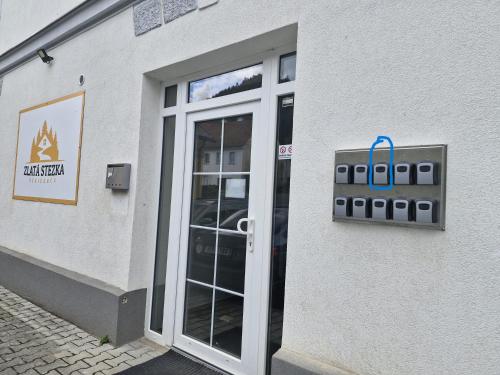 Apartmán Mour (Apartman Mour) in เรชเตย์น