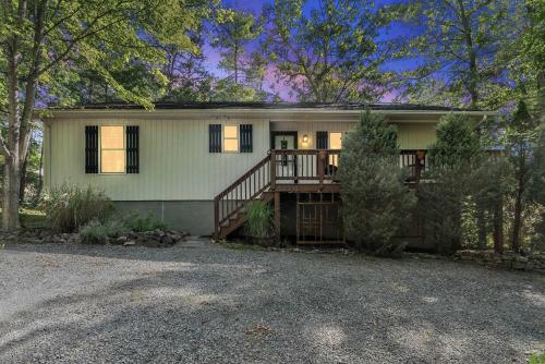 Cozy Retreat w Hot Tub Firepit & Grill near Bryce