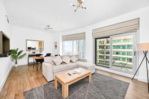 Prime Downtown Burj Khalifa I Sleeps 8, Dubai