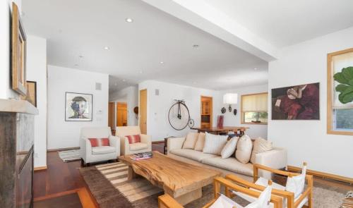 Elegant Three-Bedroom Canal-Front Home with Spacious Layout, Los Angeles