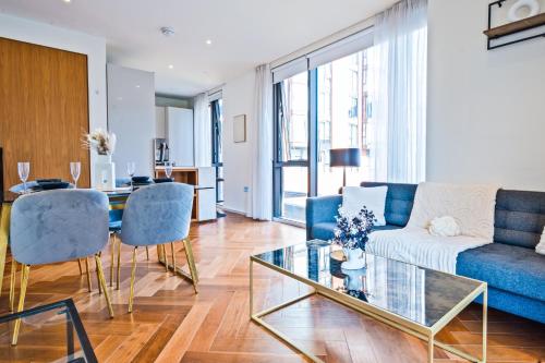 Nine Elms Balcony & Views Modern 2-Bed, 2-Baths, Londra