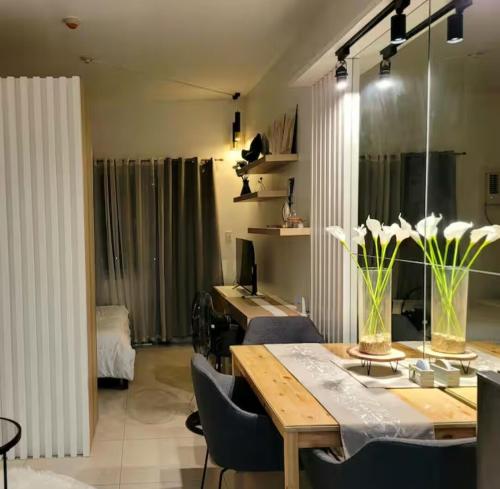 Fancy Suite near Eastwood with Awesome Balcony!