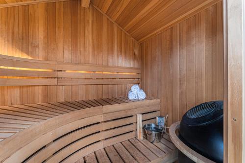 Walk To Broncos Stadium Hot Tub & Rooftop in West Colfax