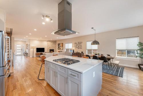 Walk To Broncos Stadium Hot Tub & Rooftop in West Colfax