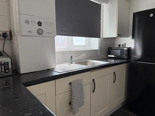 Cosy 3 Bedroom Home, Parking & Bus in 考利