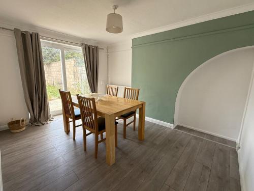 Cosy 3 Bedroom Home, Parking & Bus in 考利