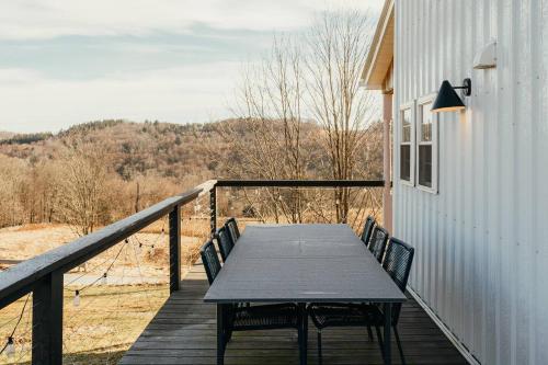 Luxe Gabel Farmhouse Fire Pit & Country Views in Kenoza Lake (NY)