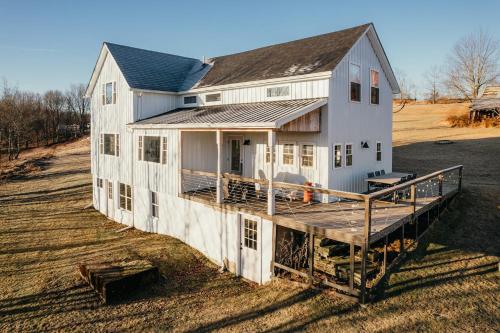 Luxe Gabel Farmhouse Fire Pit & Country Views - image 11