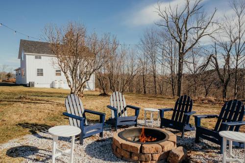 Luxe Gabel Farmhouse Fire Pit & Country Views in Kenoza Lake (NY)
