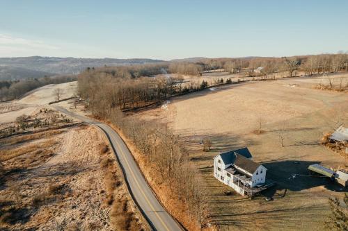 Luxe Gabel Farmhouse Fire Pit & Country Views - image 8