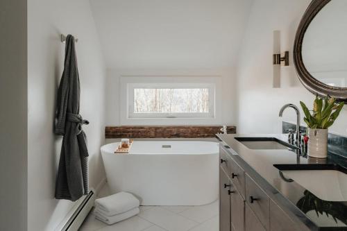 Luxe Gabel Farmhouse Fire Pit & Country Views in Kenoza Lake (NY)
