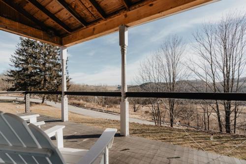 Luxe Gabel Farmhouse Fire Pit & Country Views in Kenoza Lake (NY)